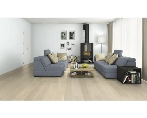 Obývacia izba so sivými sedačkami, krbovými kachľami, konferenčným stolíkom a svetlou drevenou podlahou