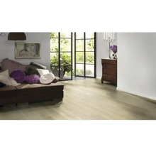 Obývacia izba s drevenou podlahou, pohovkou a dekoráciou