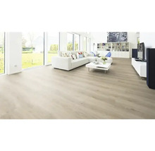 Svetlá obývacia izba s laminátovou podlahou, pohovkou, stolom a oknami