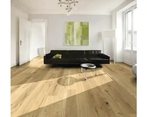 Svetlá obývacia izba s drevenou podlahou, pohovkou a umeleckým dielom