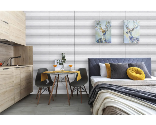 Moderná kombinovaná obývacia izba, spálňa a jedáleň s kuchynským kútom, jedálenským stolom, stoličkami a posteľou