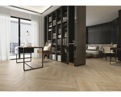 Svetlá izba s písacím stolom, knižnicou a drevenou podlahou