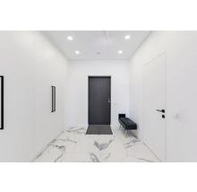 Svetlá chodba so šatníkovou skriňou, dverami, lavicou a mramorovou podlahou