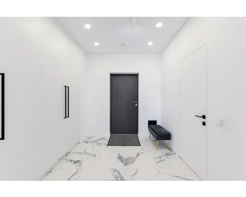 Svetlá chodba so šatníkovou skriňou, dverami, lavicou a mramorovou podlahou