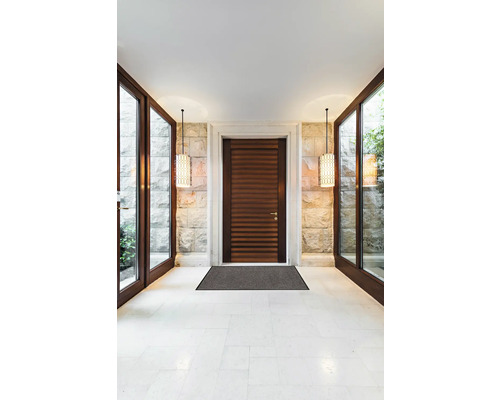 Vstupný priestor s drevenými dverami, rohožkou, kamennou stenou a závesnými lampami