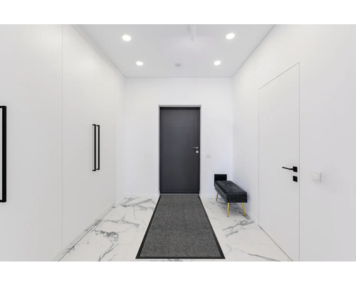 Svetlá chodba so šatníkovou skriňou, vchodovými dverami, interiérovými dverami, lavicou a rohožkou