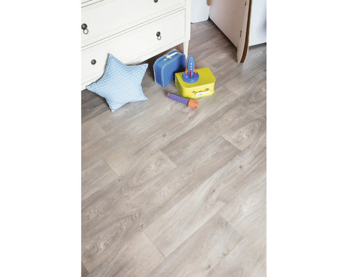 Svetlá laminátová podlaha v detskej izbe s hračkami a komodou