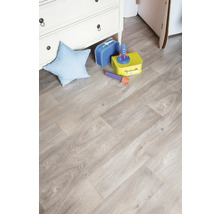 Svetlá vinylová podlaha s dreveným vzhľadom v detskej izbe s hračkami