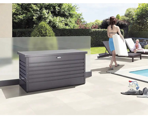 Vonkajšia scéna s úložným boxom vedľa bazéna