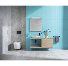 Moderná kúpeľňa s umývadlom, zrkadlom, toaletou a modrými obkladmi