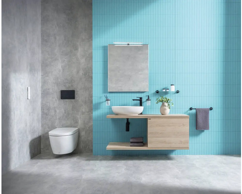 Moderná kúpeľňa s umývadlom, zrkadlom, toaletou a modrými obkladmi