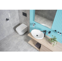 Moderná kúpeľňa s toaletou, umývadlom, zrkadlom a svetlomodrými obkladmi