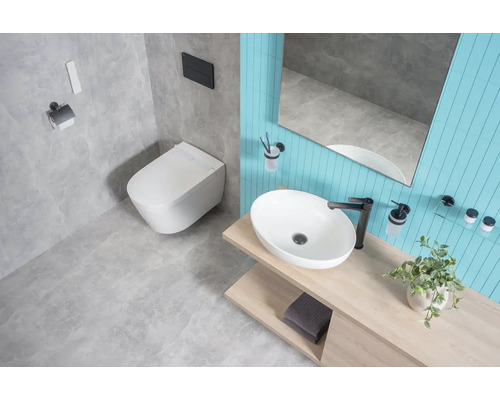 Moderná kúpeľňa s toaletou, umývadlom, zrkadlom a svetlomodrými obkladmi