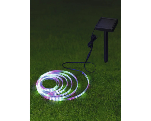 Solárny LED svetelný had na trávniku so solárnym panelom
