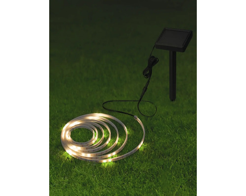 Solárna LED svetelná reťaz pre vonkajšie použitie na trávniku.