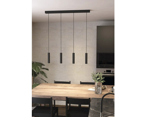 Jedálenská scéna s čiernym závesným svietidlom s piatimi svetlami