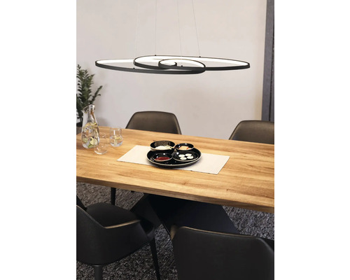 Moderné závesné svietidlo nad jedálenským stolom s riadom