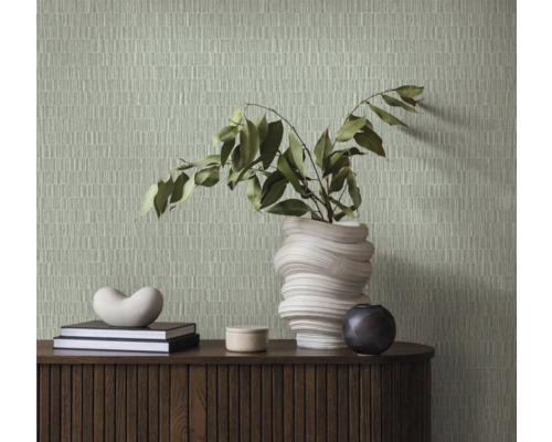 Obývacia izba so vzorovanou tapetou, príborníkom, knihami a dekoráciou