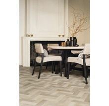 Jedáleň s jedálenským stolom, stoličkami, krbom a parketovou podlahou vo vzore rybej kosti