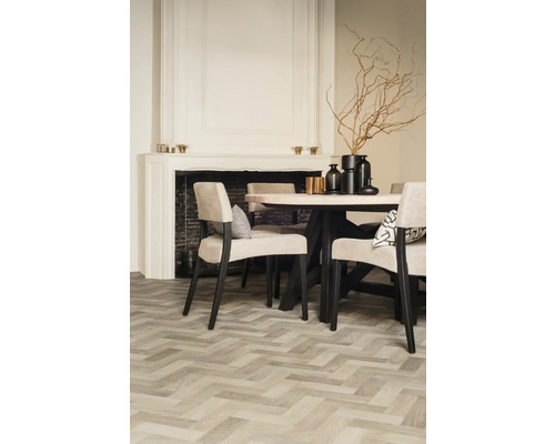 Jedáleň s jedálenským stolom, stoličkami, krbom a parketovou podlahou vo vzore rybej kosti