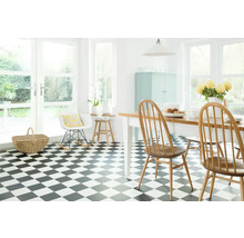 Svetlá miestnosť s šachovnicovou podlahou, jedálenským stolom a stoličkami