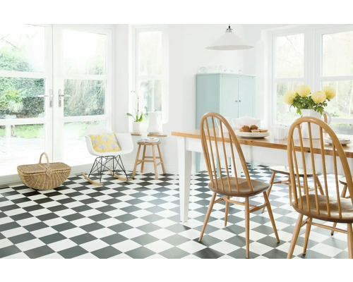 Svetlá miestnosť s šachovnicovou podlahou, jedálenským stolom a stoličkami