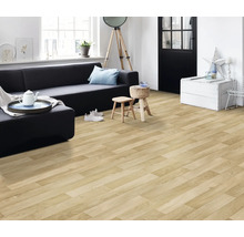 Svetlá obývacia izba s laminátovou podlahou so vzhľadom dreva, pohovkou a dekoráciami