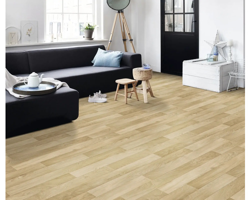 Svetlá obývacia izba s laminátovou podlahou so vzhľadom dreva, pohovkou a dekoráciami