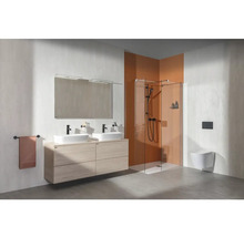 Moderná kúpeľňa s dvojitým umývadlom, zrkadlom, sprchou a toaletou