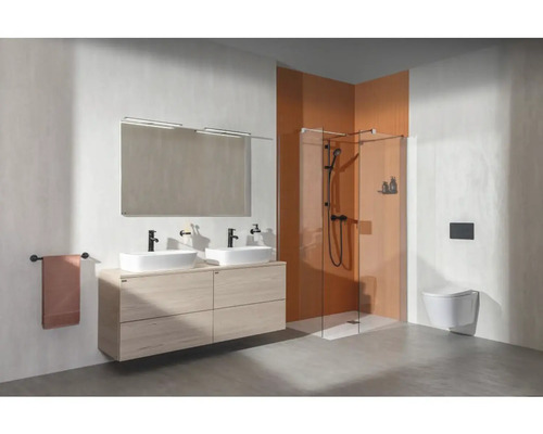 Moderná kúpeľňa s dvojitým umývadlom, zrkadlom, sprchou a toaletou