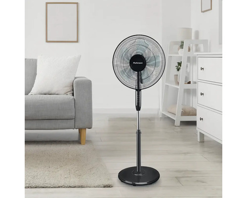 Ventilátor v obývacej izbe s pohovkou a komodou