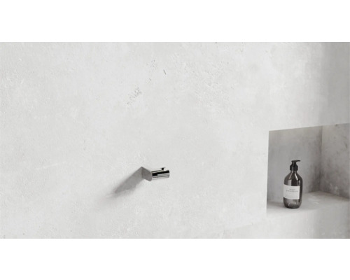 Scéna s háčikom na uteráky a dávkovačom mydla v kúpeľni