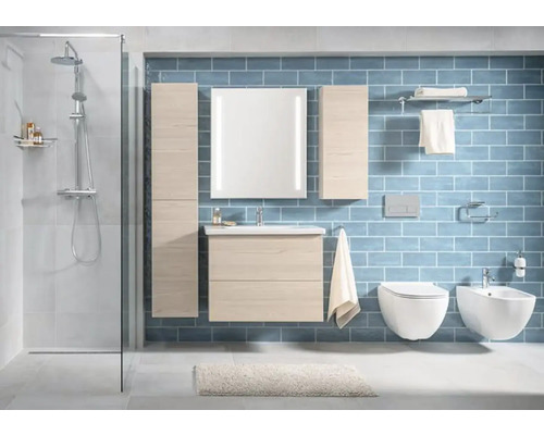 Moderná kúpeľňa so sprchou, umývadlom, zrkadlom, toaletou a bidetom