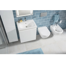 Moderná kúpeľňa s umývadlovou skrinkou, toaletou a bidetom