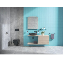 Moderná kúpeľňa s nástenným WC, umývadlom, zrkadlom a modrými obkladmi