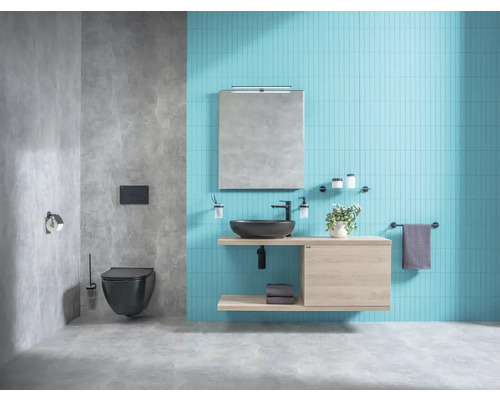 Moderná kúpeľňa s nástenným WC, umývadlom, zrkadlom a modrými obkladmi