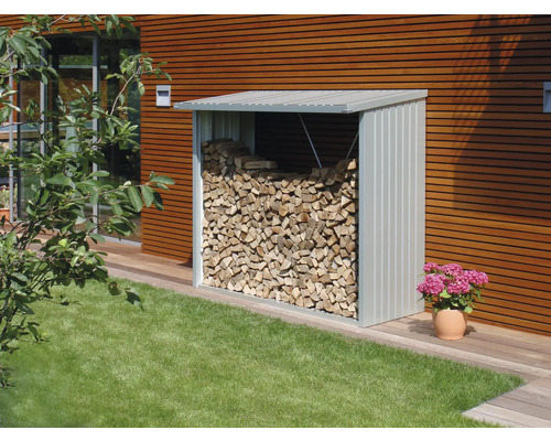 Kovový sklad dreva plný palivového dreva v záhrade