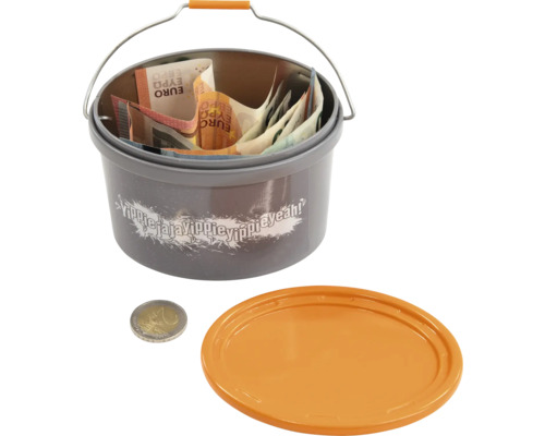 Sivý vedro naplnené eurobankovkami a euromincou, vedľa leží veko vedra