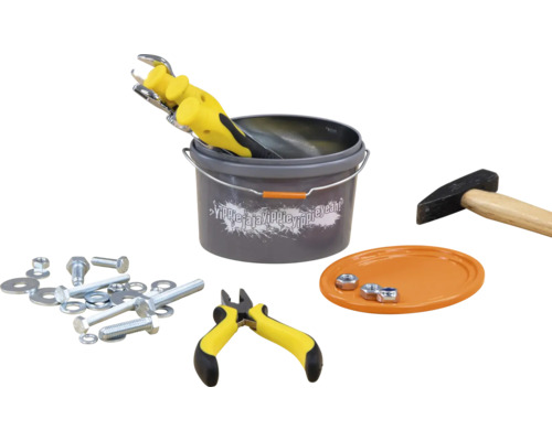Vedro s náradím s kľúčom, kladivom, kliešťami, skrutkami a maticami