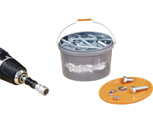 Akumulátorový skrutkovač, skrutky a matice vo vedre a na poličke