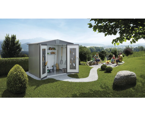 Scéna so záhradným domčekom, záhradným náradím a rodinou pri táboráku