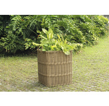 Prútený kvetináč s rastlinami v záhrade