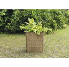 Prútený kvetináč s rastlinami v záhrade.