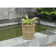 Prútený kôš na rastliny s rastlinami pred záhradným jazierkom