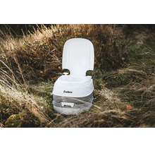 Prenosná kempingová toaleta vo vonkajšom prostredí