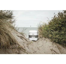 Kempingová toaleta Enders na piesočnatej pláži s výhľadom na more