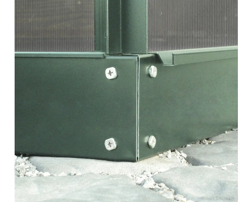 Detail rohu skleníka so skrutkami