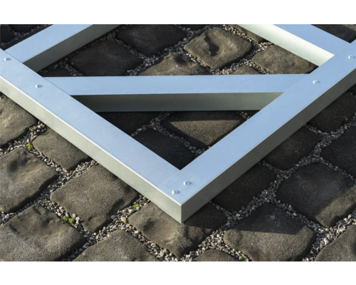 Detail hliníkového rámu na dlažobných kockách