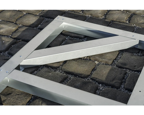 Kovový montážny rám na dlažobných kockách