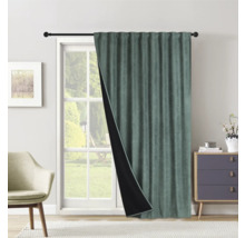 Pohľad na sivý zatemňovací záves pred oknom.